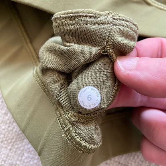 Lululemon high neck Energy bra in bronze green, size 6 - Picture 3 of 3